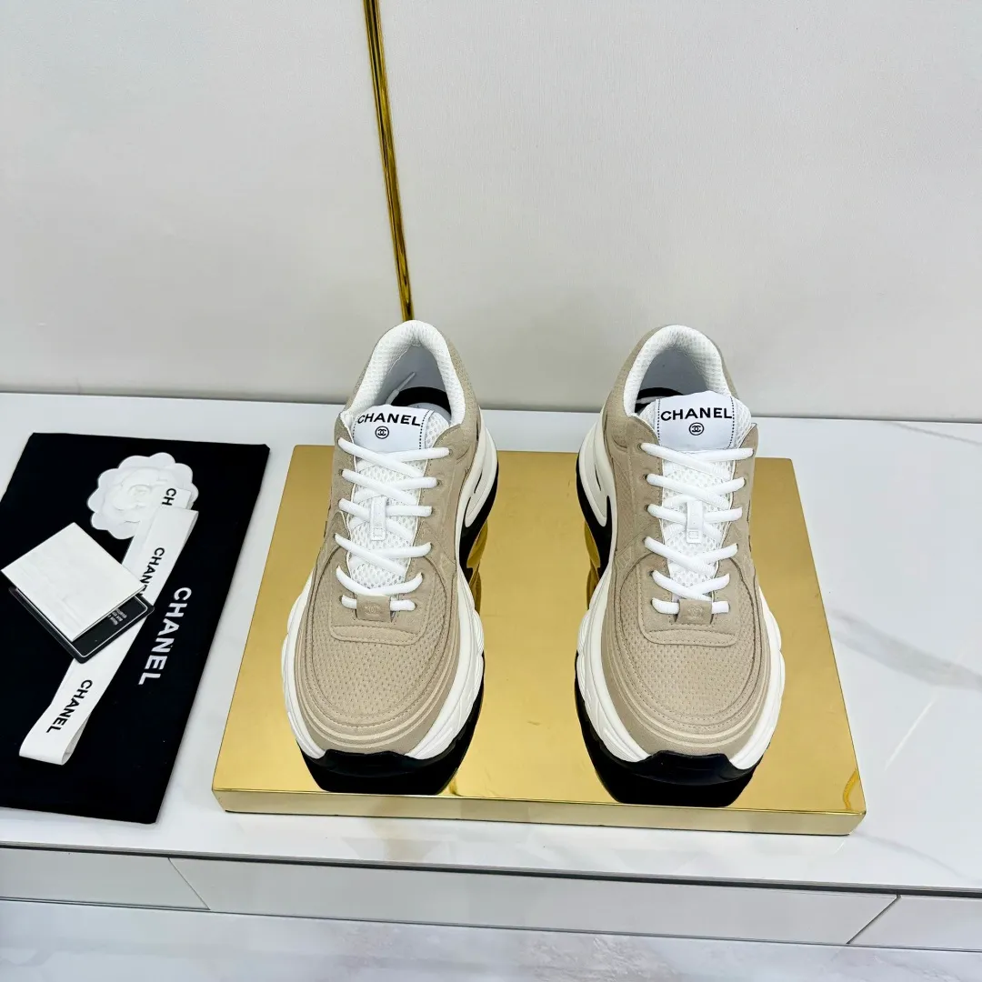 👟👟Ex-factory price 680👟👟 Upgraded version, upgraded version, upgraded version! No rebuttal accepted! ! ! ! Chanel Chanel panda shoes! 2025 counter's top casual sports shoes. This classic design; the upper is electro-embroidered with a variety of techniques; the outsole is fashionable and sporty; the unusual inclusion of a variety of color matching elements... The diversified mix and match is very good-looking and versatile, and can be used for leisure, fashion, sports, and outdoor... ꫛꫀꪝ Go➫ Materials: ❶Upper made of: original imported first-layer silk cowhide + original waterproof cloth + original first-layer cowhide ❷Inner lining: Original Yangli+Net ❸Outsole based on: Original TPU combination outsole Counter boutique packaging complete set for women 35–41 👉 👉 👉 👉